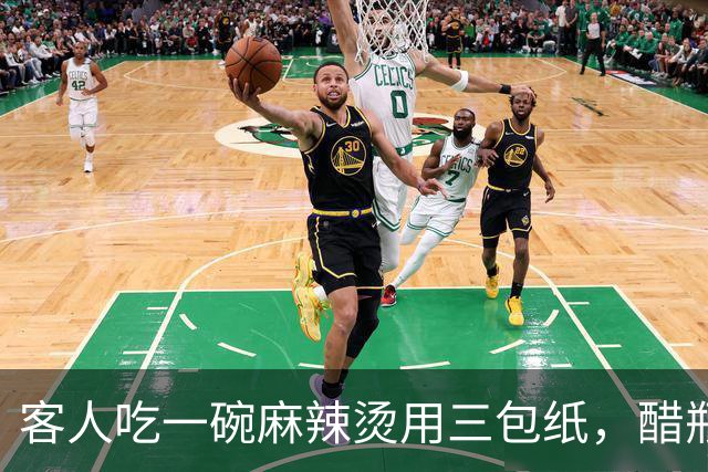 客人吃一碗麻辣烫用三包纸，醋瓶把手都要包上，老板破防了，网友却吵翻了